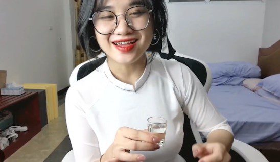 Biểu cảm của Anna Gấu khi livestream