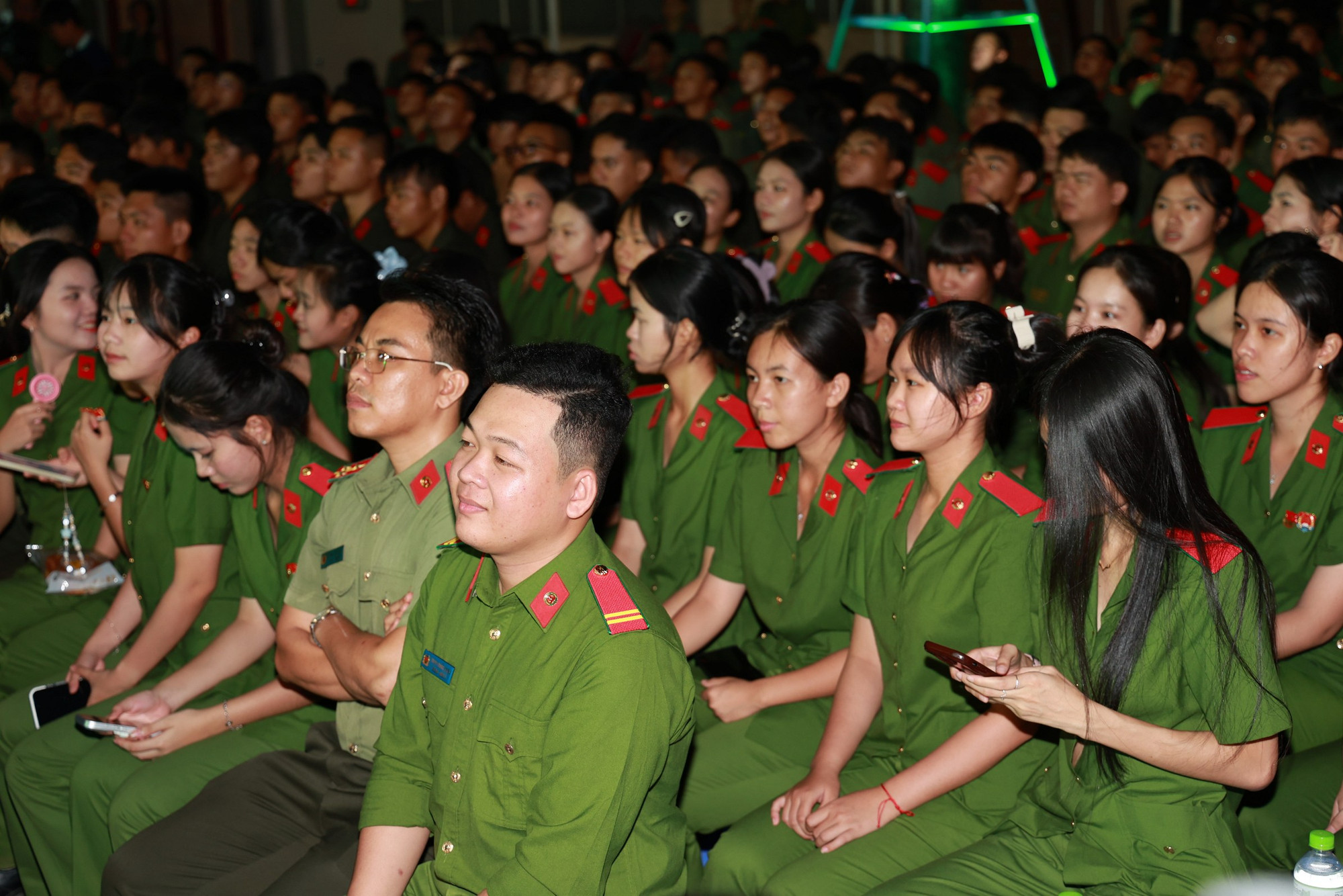 Các chiến sĩ Công an tham dự chương trình.