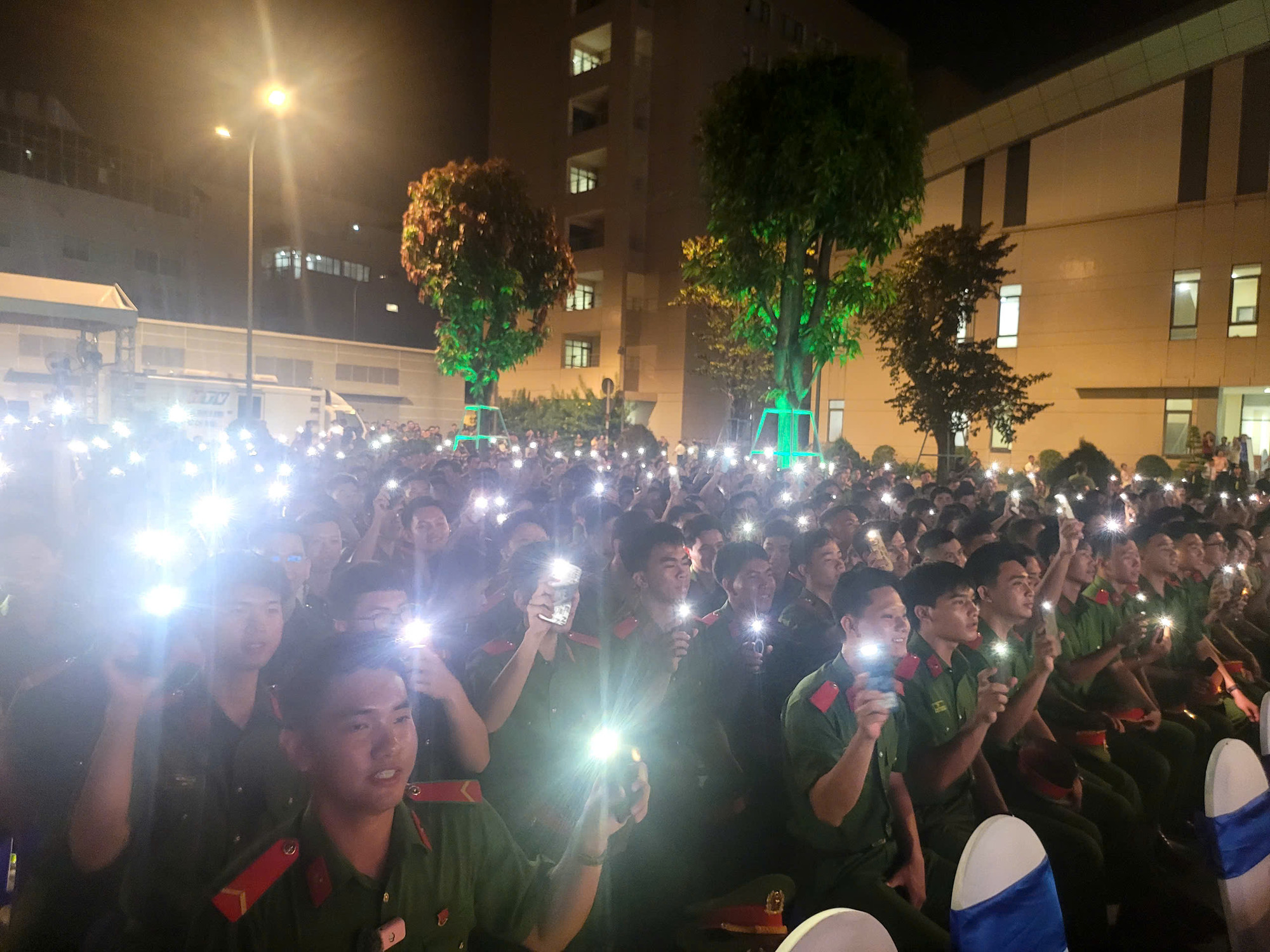 Khoảnh khắc ấn tượng trong chương trình là hình ảnh toàn thể 1.600 đại biểu và cán bộ, chiến sĩ CAND cùng bật đèn flash điện thoại, tạo hình biểu tượng lá chắn trên quảng trường Công an TP Hồ Chí Minh...