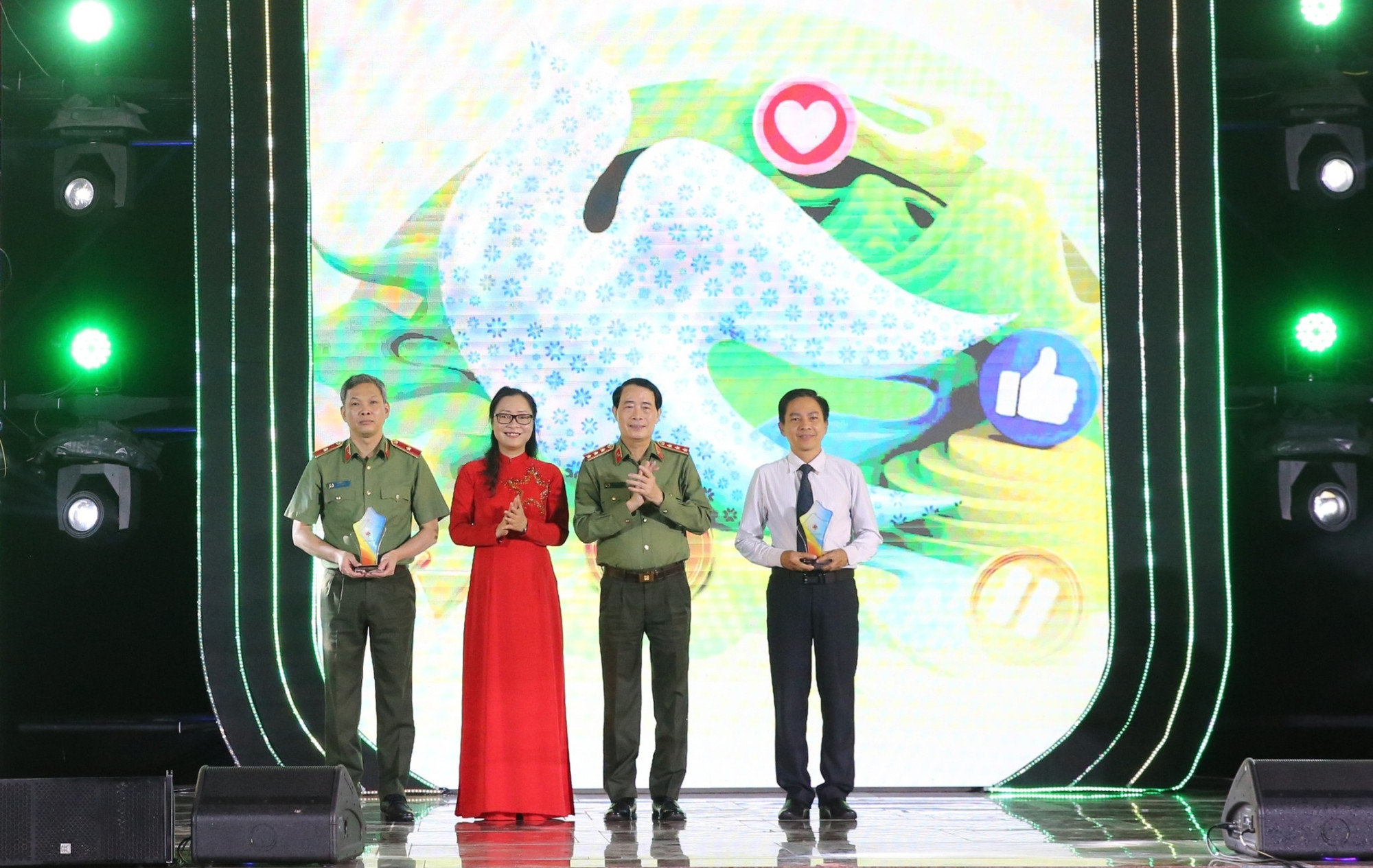 Thứ trưởng Lê Quốc Hùng và Thứ trưởng Bộ Giáo dục và Đào tạo Nguyễn Thị Quyên Thanh trao biểu trưng cuộc thi cho lãnh đạo Công an TP Hồ Chí Minh và Sở Giáo dục và Đào tạo TP Hồ Chí Minh.