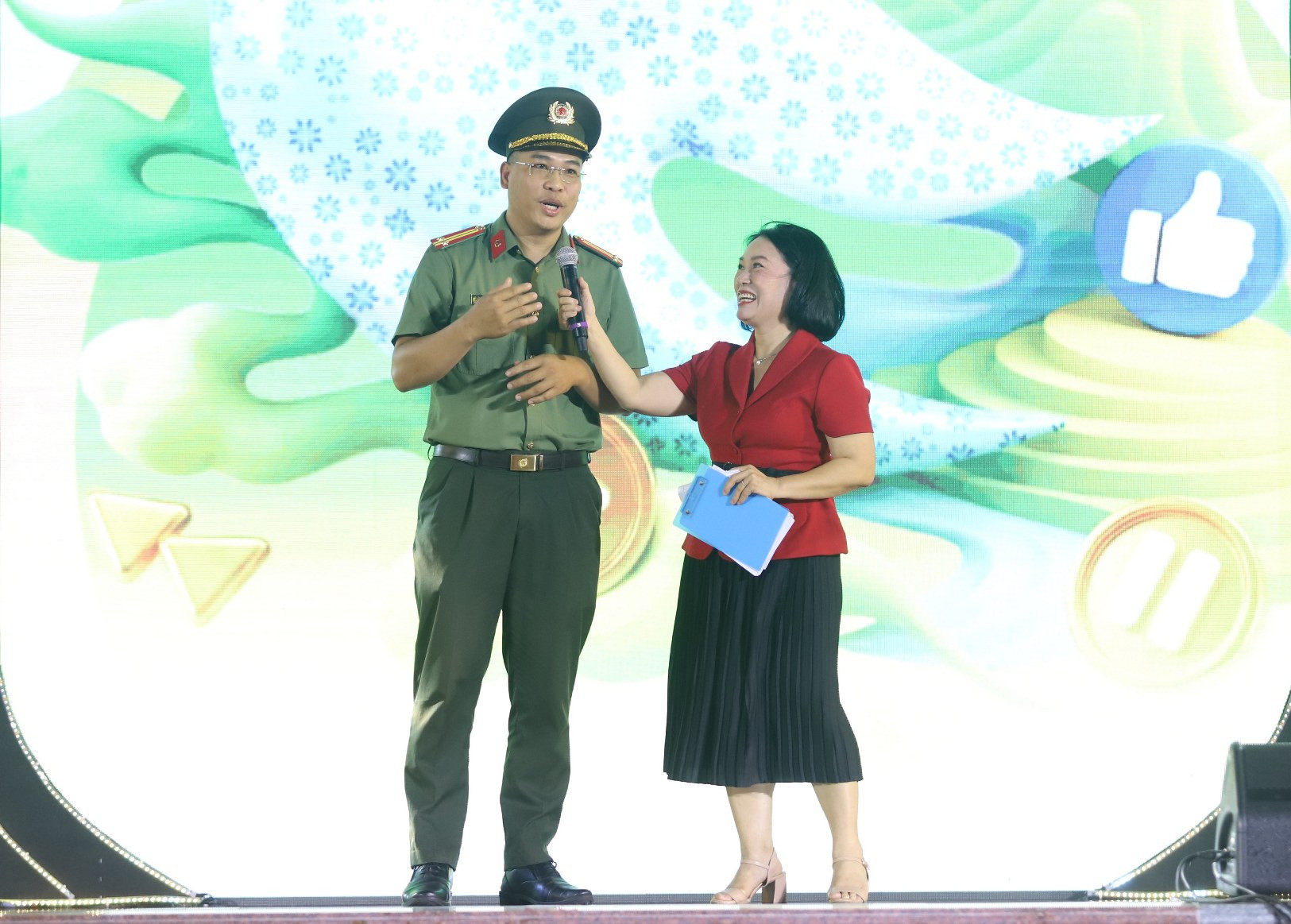 Nhà báo Tạ Bích Loan, người dẫn chương trình và Trung tá Đỗ Tấn Tài, Phòng Công tác chính trị Công an TP Hồ Chí Minh cùng chia sẻ và “giải mã”: 5 chìa khóa tạo nên một câu chuyện/video thành công trên không gian mạng.