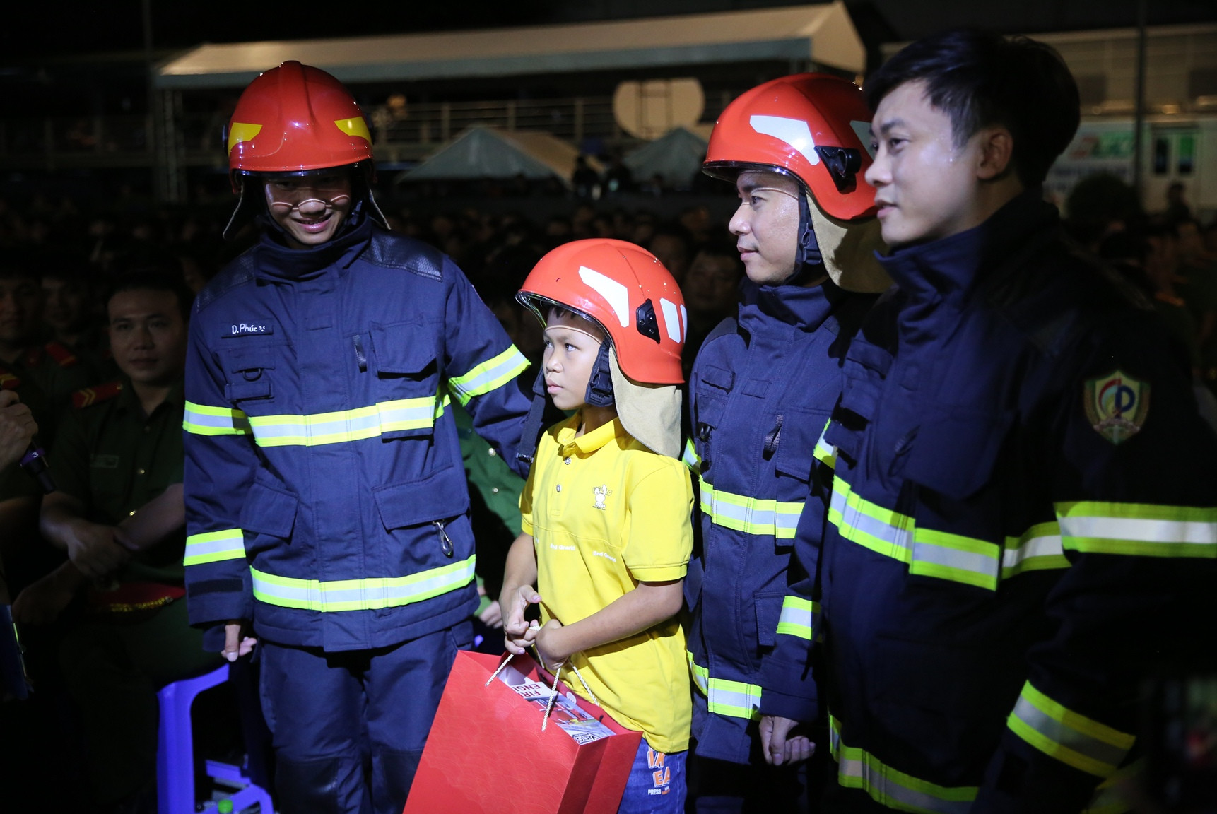 Em Trần Quốc Đạt được các chiến sĩ tặng quà.