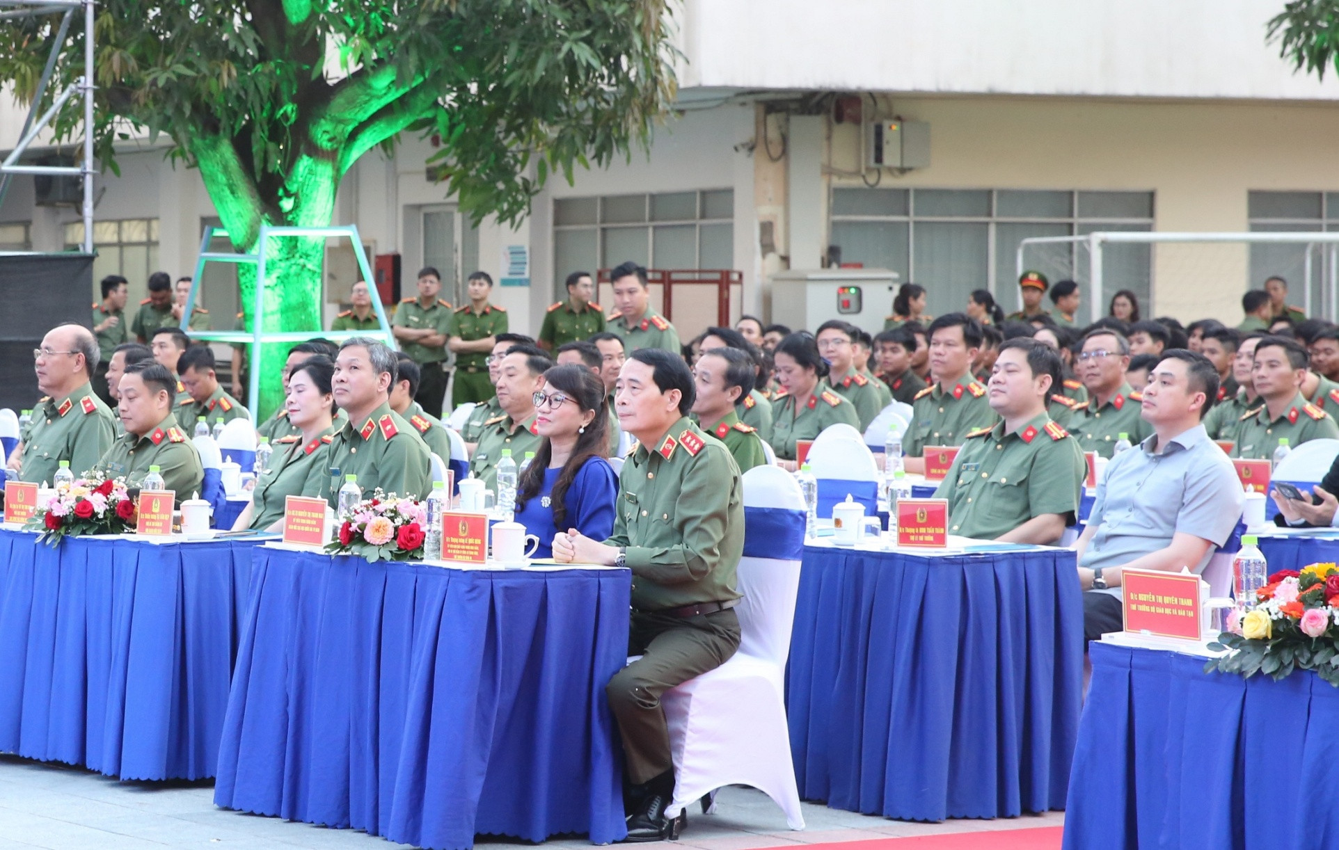 Thứ trưởng Lê Quốc Hùng và Giám đốc Đại học Quốc gia TP Hồ Chí Minh Nguyễn Thị Thanh Mai cùng các đại biểu dự chương trình.