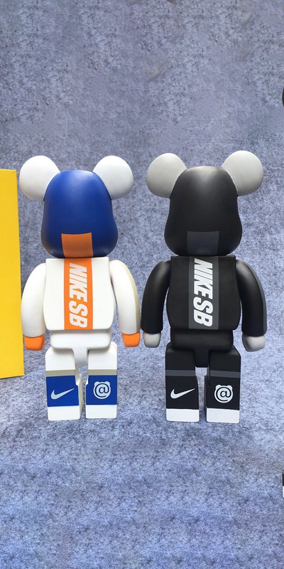 hình nền điện thoại Bearbrick Nike SB