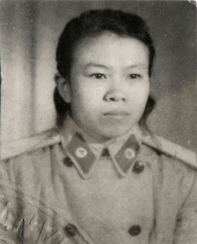 Y tá Nguyễn Thị Hồng Minh, 20 tuổi, từ một nữ sinh Hà Nội đầy bỡ ngỡ đã trở thành nữ chính trị viên
