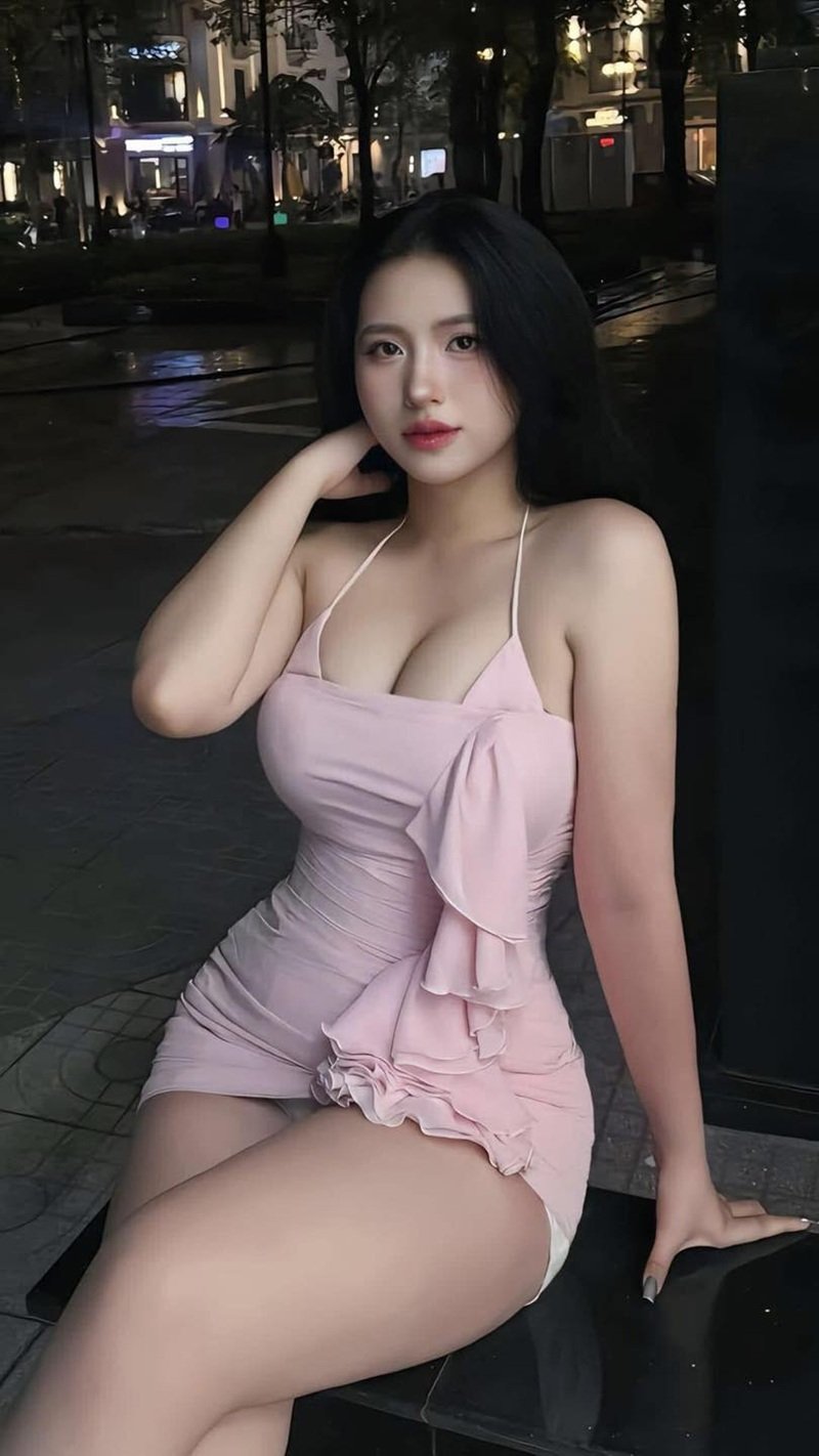 Body chuẩn gái xinh khoe vú