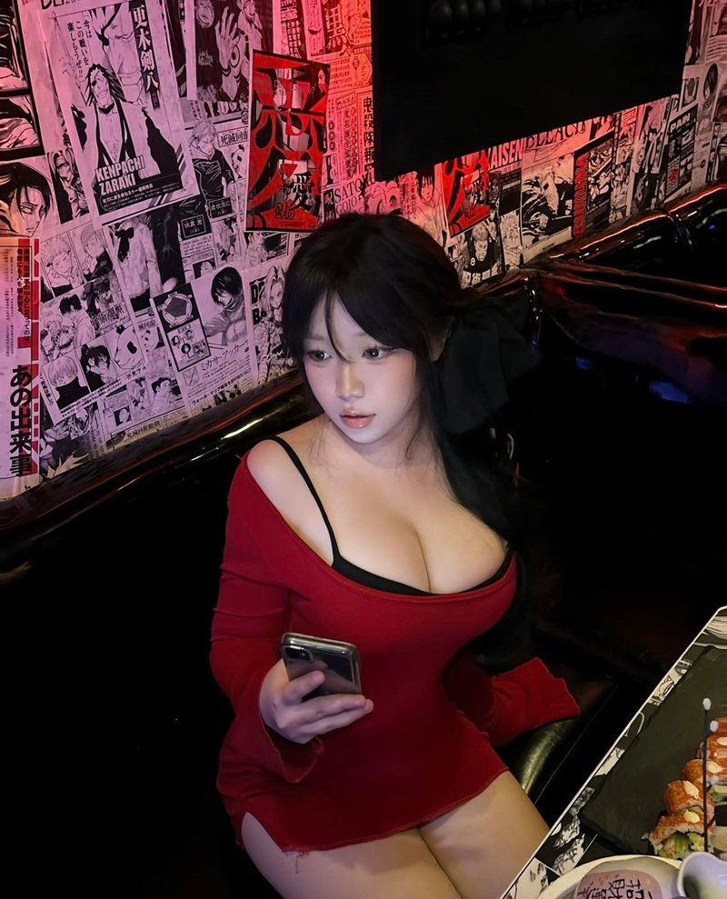 Body mướt gái xinh khoe vú