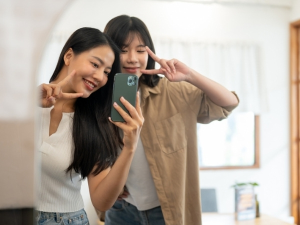 Chụp ảnh trước gương nữ phong cách nghệ thuật