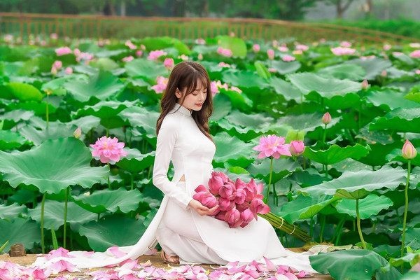 101+ cách tạo dáng chụp ảnh với hoa đẹp, cực dễ