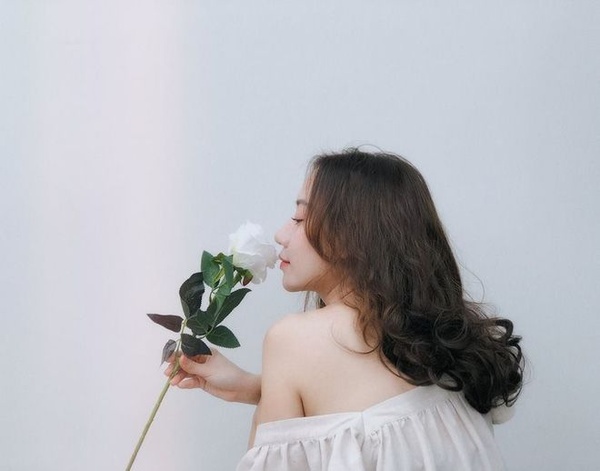 101+ cách tạo dáng chụp ảnh với hoa đẹp, cực dễ
