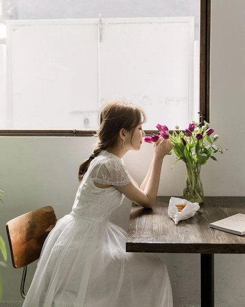 101+ cách tạo dáng chụp ảnh với hoa đẹp, cực dễ