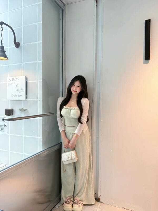 Ảnh gái xinh vú to mặc váy bodycon ôm sát tôn đường cong