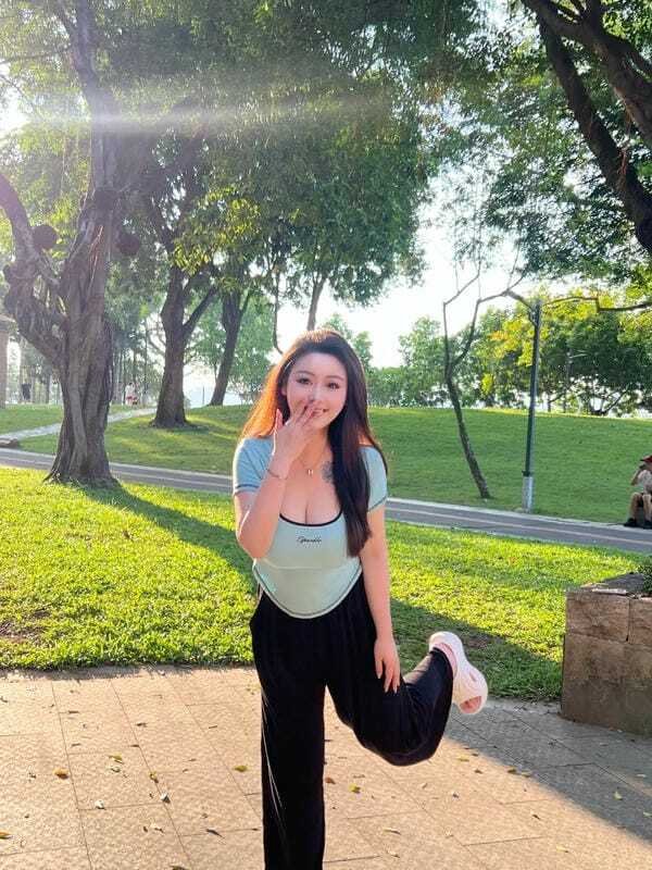 Ảnh gái xinh vú to chụp ngoài trời nắng vàng ấm áp