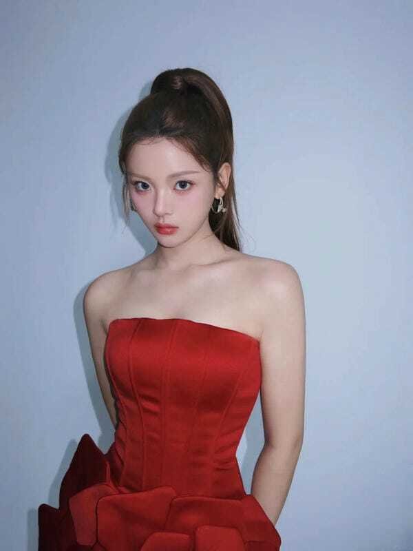 Ảnh gái xinh vú to mặc áo croptop ôm sát tôn dáng hot girl