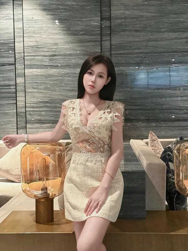 Ảnh gái xinh vú to đang cười tươi tự nhiên trên bãi biển