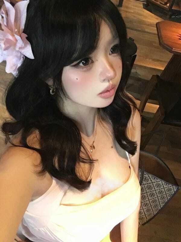 Ảnh gái xinh vú to mặc áo sơ mi trắng sexy và quyến rũ