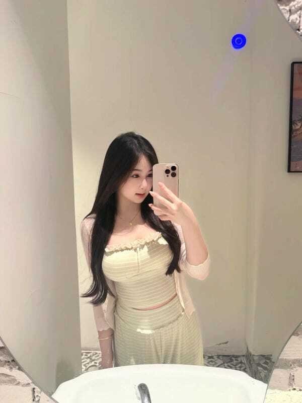 Ảnh gái xinh vú to góc chụp từ trên xuống highlight body