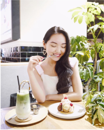 Tạo dáng cầm nĩa trước bàn (Ảnh: Internet)