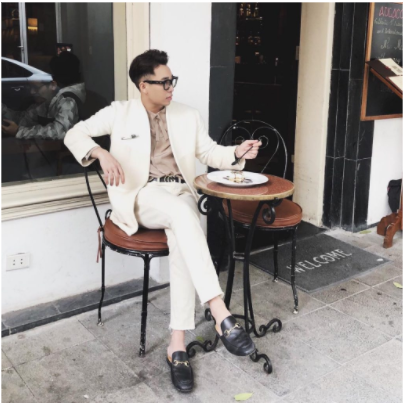 Tạo dáng chụp ảnh ngồi trước với bàn ăn (Ảnh: Internet)