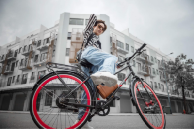 Tạo dáng chụp ngồi cực ngầu với xe đạp (Ảnh: Internet)