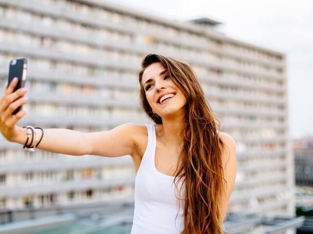 Chụp ảnh selfie với nụ cười tươi