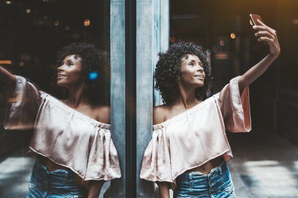 thay đổi nhiều góc chụp khác nhau để tìm ra góc chụp selfie đẹp nhất của bạn