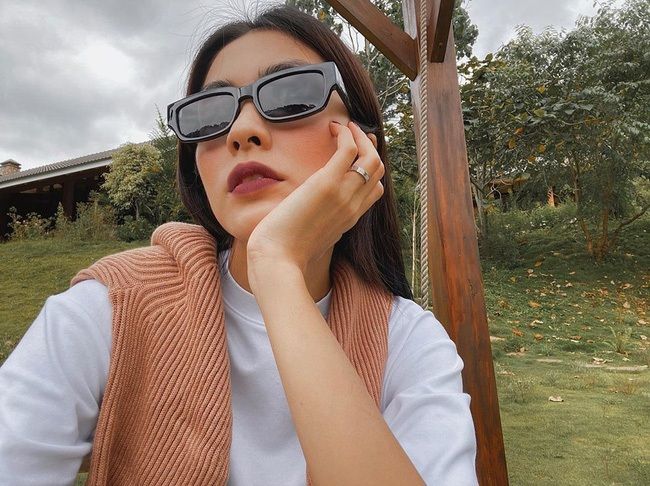 Selfie với kính thần thái như Tăng Thanh Hà