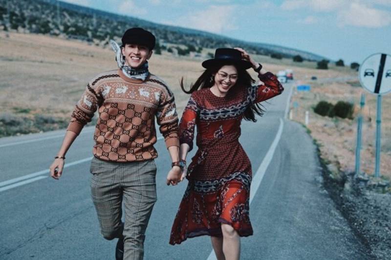 Chụp ảnh cặp đôi phong cách "follow us" lãng mãn