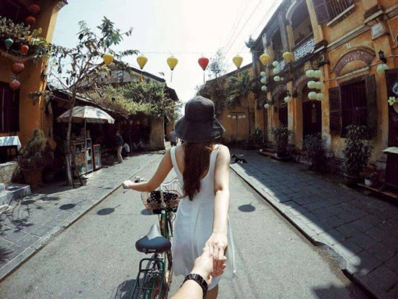 Follow me là kiểu tạo dáng các cặp đôi hot nhất trên các mạng xã hội thời gian qua