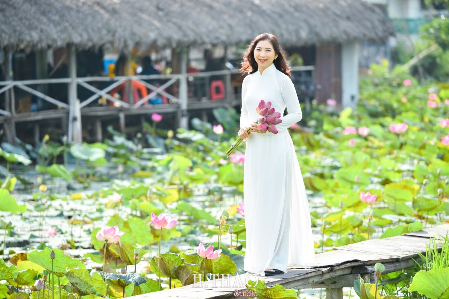 Anh ao dai dep 5 min - Studio chuyên chụp ảnh với hoa sen đẹp, giá rẻ Tp.HCM - HThao Studio
