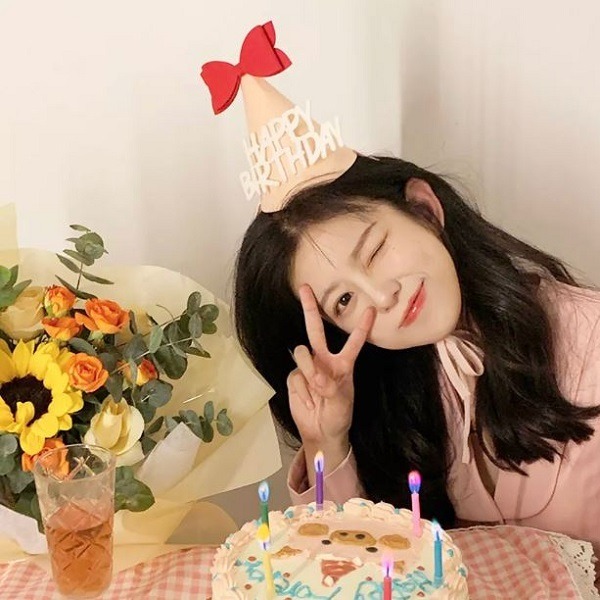 Chụp ảnh với bánh sinh nhật đáng yêu