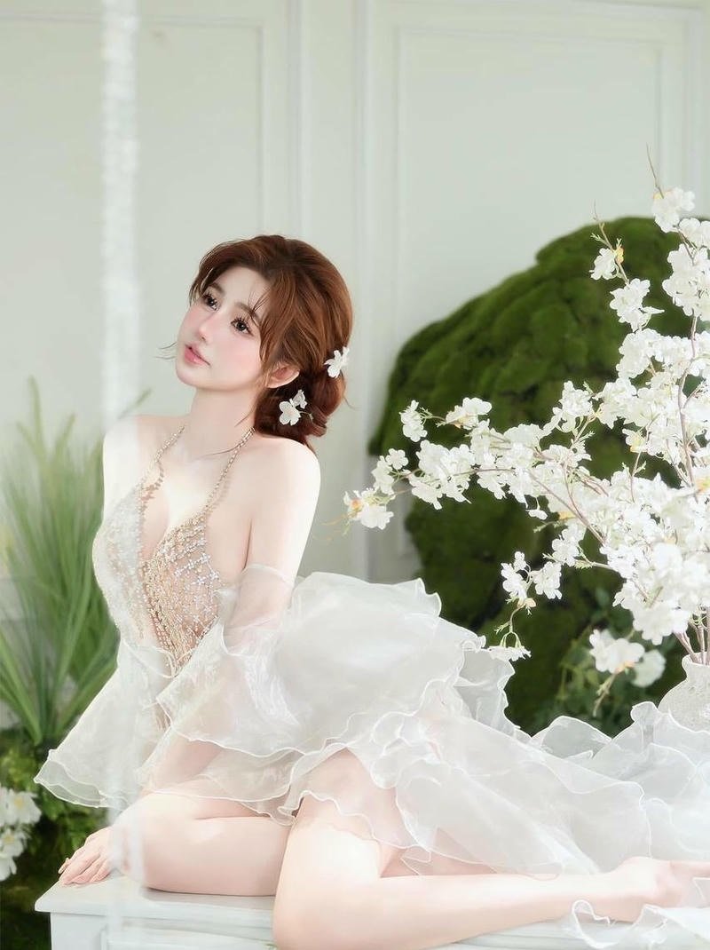 Gái mặc váy trong suốt nứng điên phun nước lồn