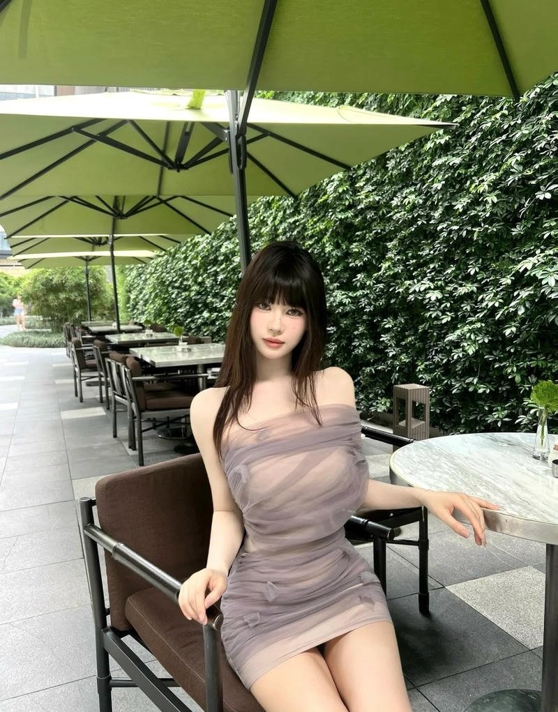 Hot girl váy suốt bú hai cặc cùng lúc