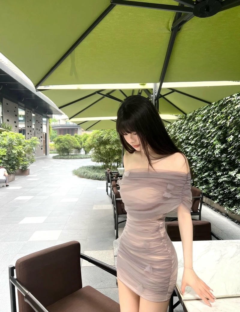 Gái xinh váy trong suốt tinh trắng dính đầy thân