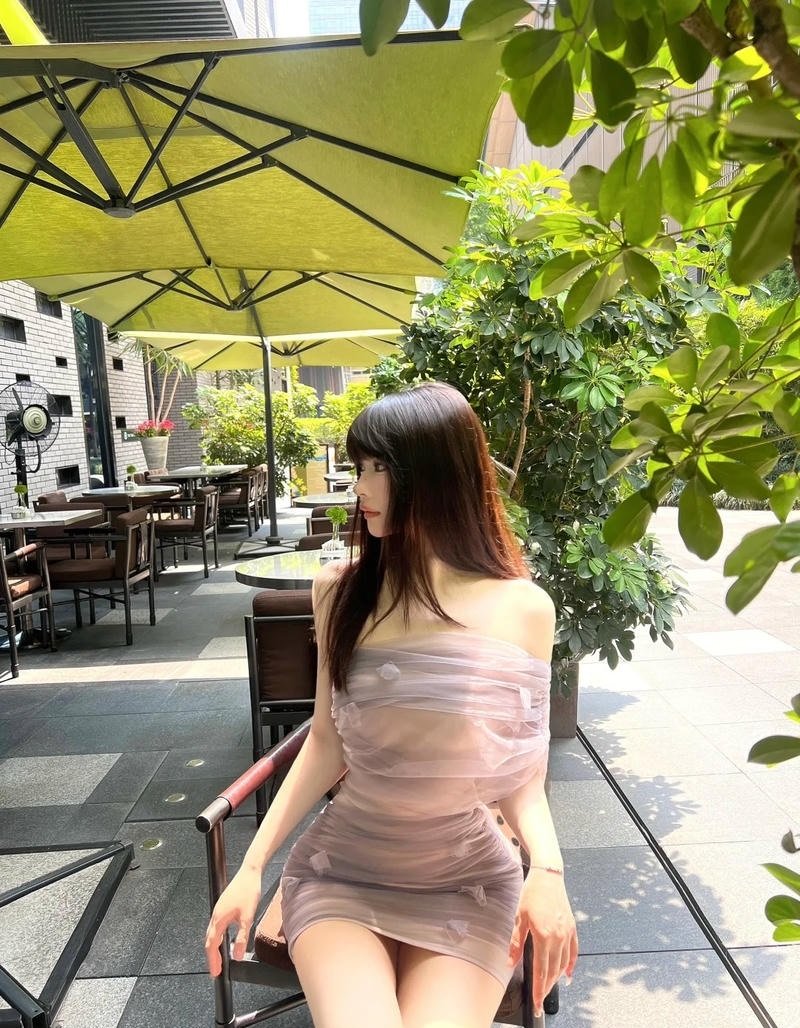 Váy suốt lộ hết lồn hồng dâm đãng