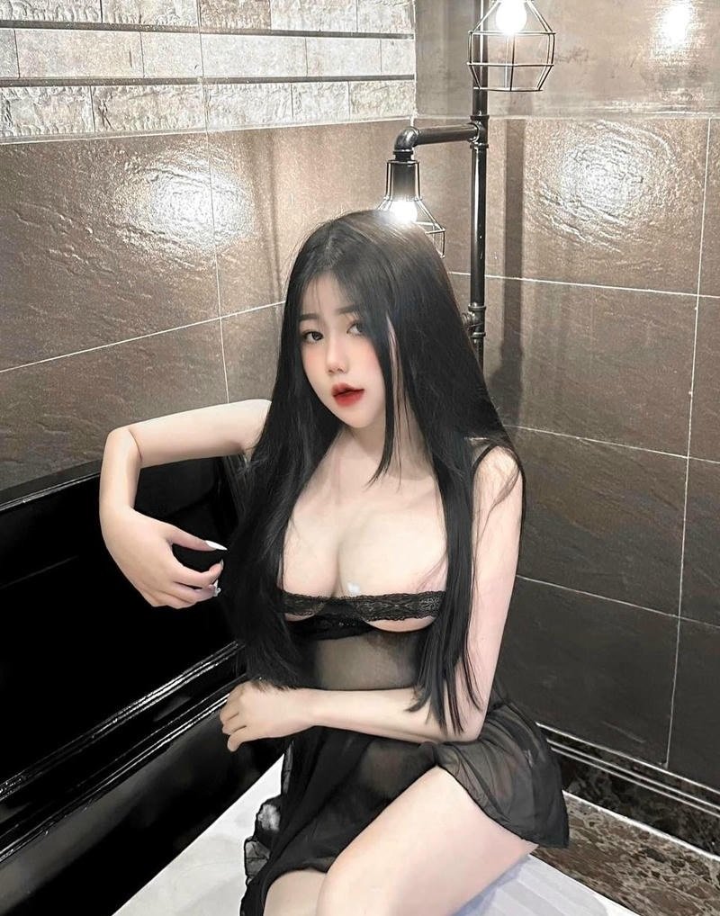 Gái xinh váy trong suốt mông cong trắng muốt