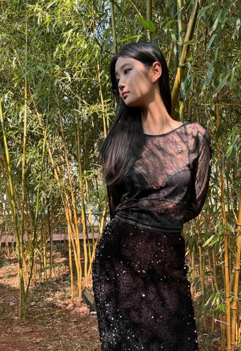 Gái mặc váy trong suốt vú căng bị véo đỏ