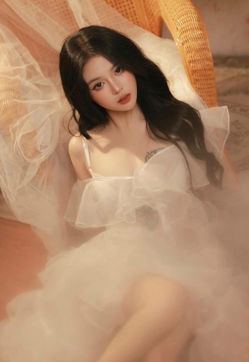 Váy suốt mỏng tang lộ hết lồn dâm đãng