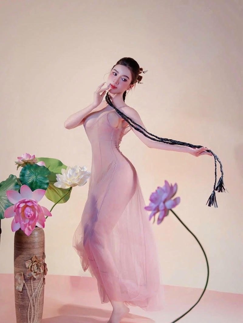 Hot girl váy suốt quỳ bú cặc khổng lồ