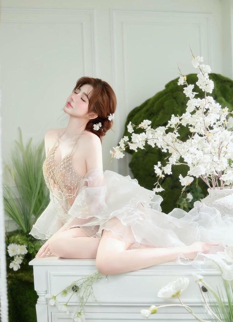 Váy suốt bó sát lộ rõ camel toe ướt