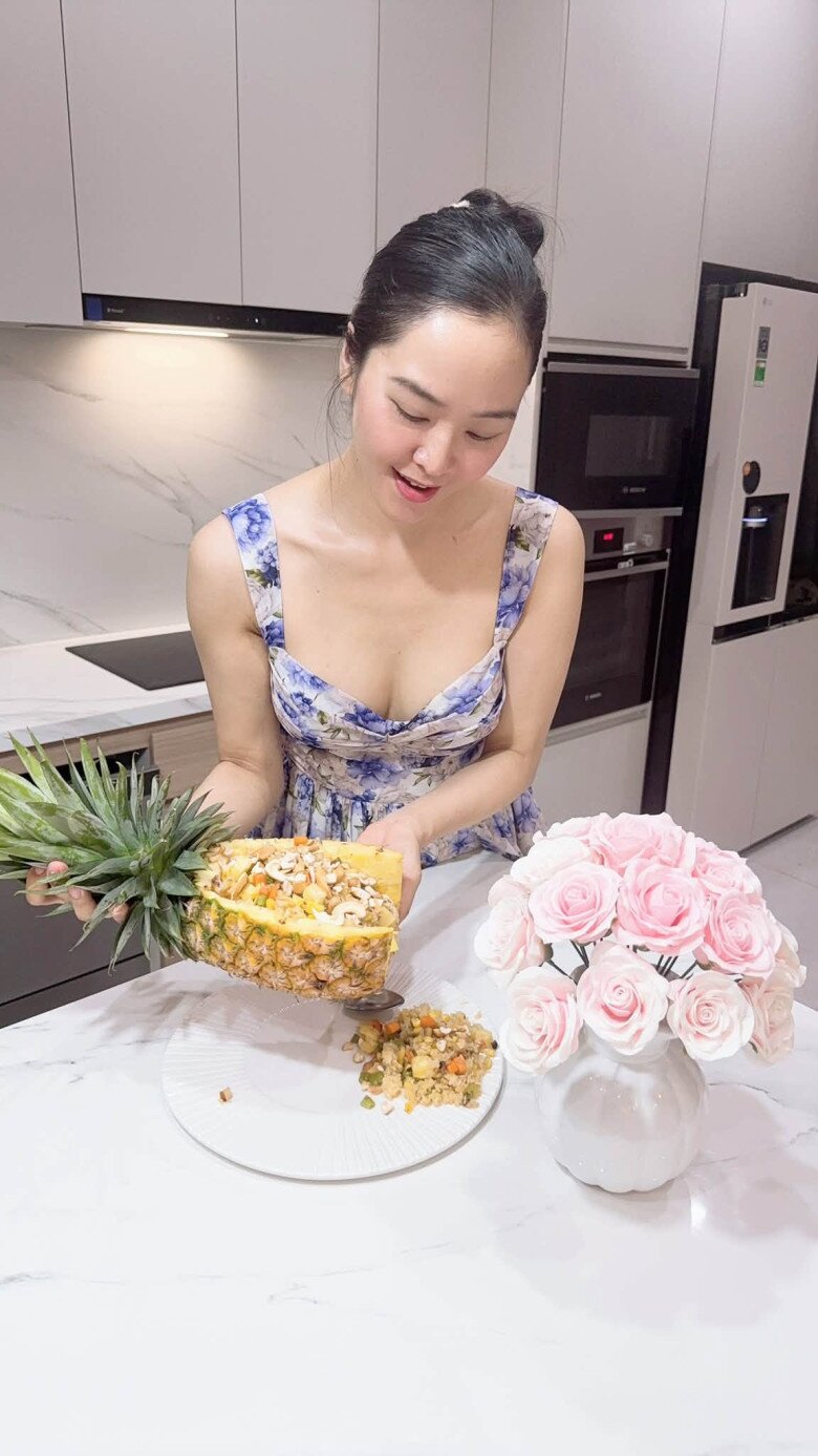 Phan Thị Lý nâng niu thành phẩm với nụ cười tươi tắn trên môi. Món ăn thanh tịnh, bổ dưỡng này chắc chắn sẽ là gợi ý tuyệt vời cho thực đơn ngày chay của mọi gia đình.