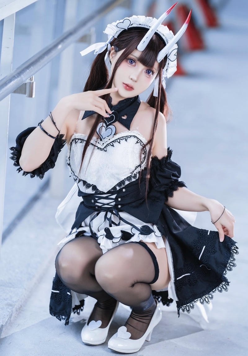 Ảnh cosplay hầu gái chuyển động mềm mại
