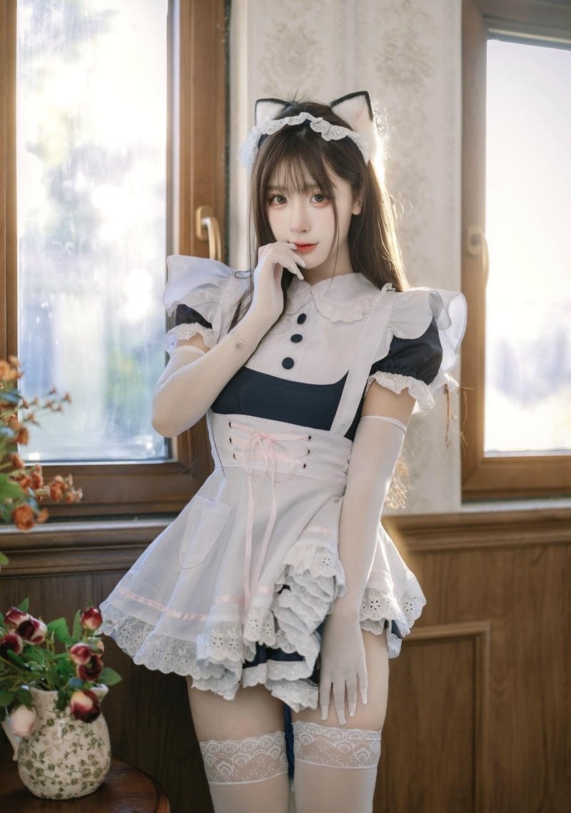Cosplay hầu gái biểu lộ quyến rũ tự nhiên