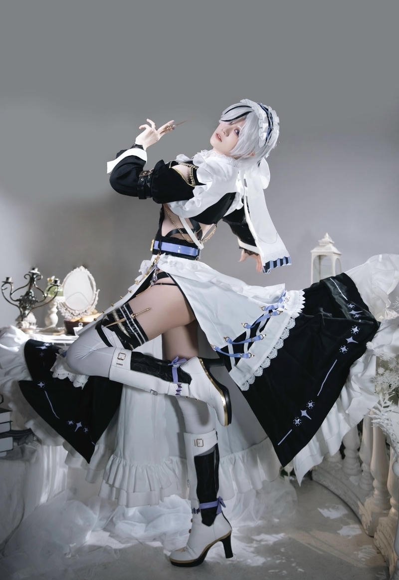 Ảnh cosplay hầu gái đường cong uyển chuyển