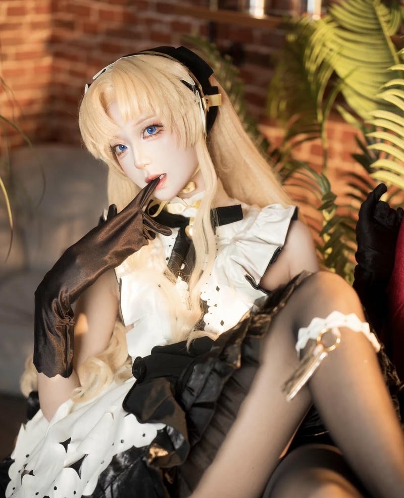 Cosplay hầu gái biểu lộ đầy sức hút