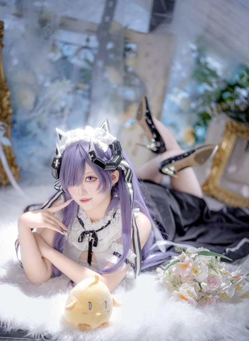 Cosplay hầu gái biểu lộ cuốn hút tự nhiên