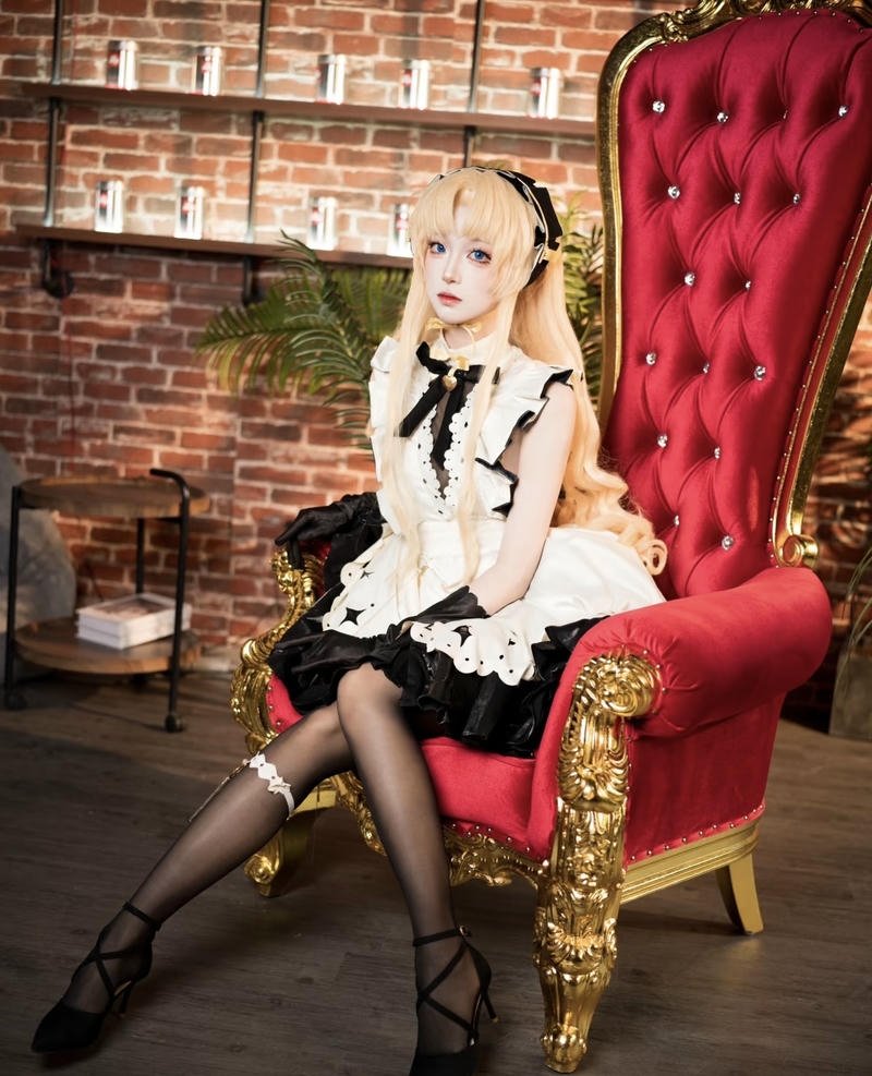 Bức cosplay hầu gái ánh mắt gợi cảm