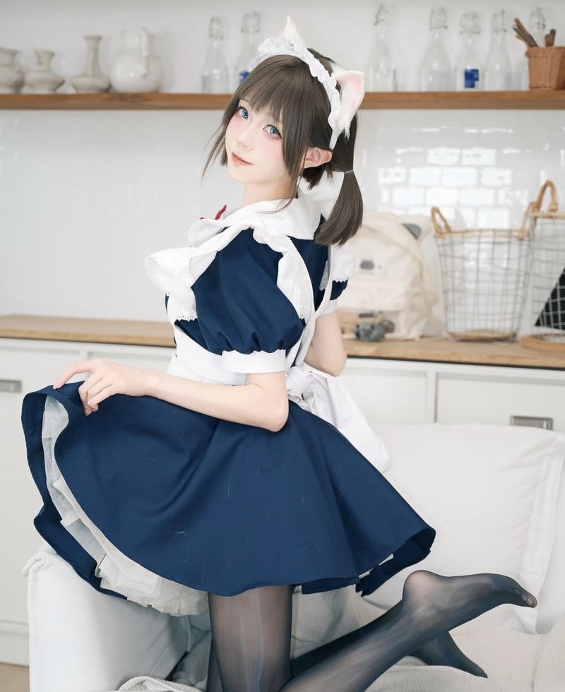 Nhân vật cosplay hầu gái với phong cách lôi cuốn