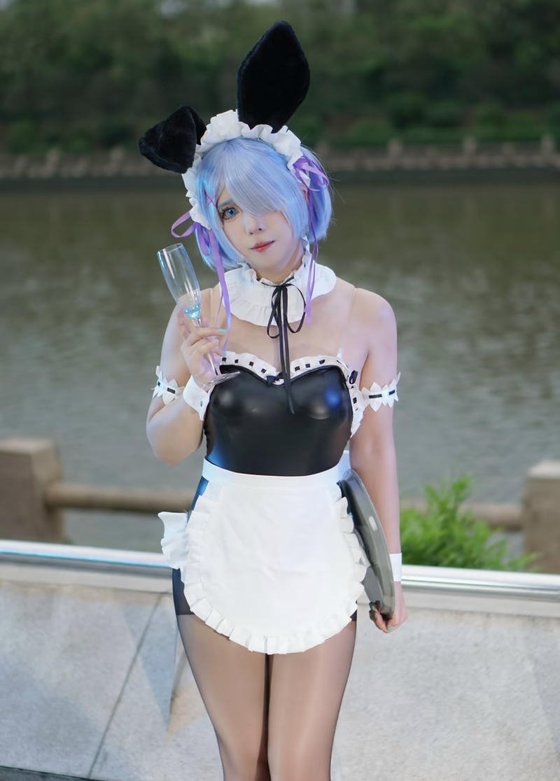 Ảnh cosplay hầu gái tạo hình ôm sát tôn dáng