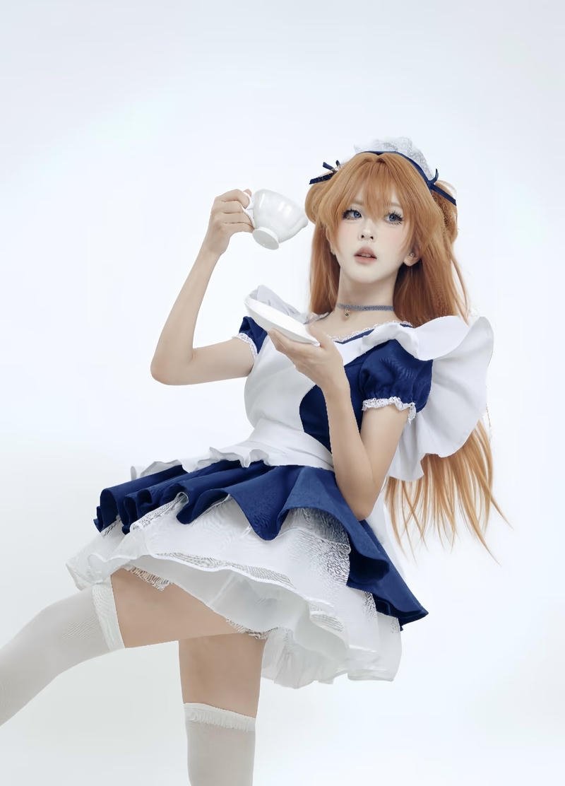 Nhân vật cosplay hầu gái với phong cách quyến rũ